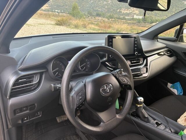 Серый Тойота C-HR, объемом двигателя 2 л и пробегом 58 тыс. км за 18000 $, фото 5 на Automoto.ua