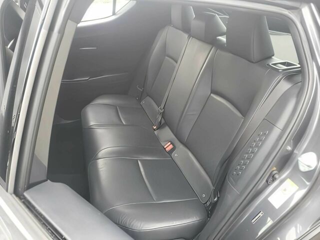 Серый Тойота C-HR, объемом двигателя 2 л и пробегом 37 тыс. км за 11200 $, фото 11 на Automoto.ua