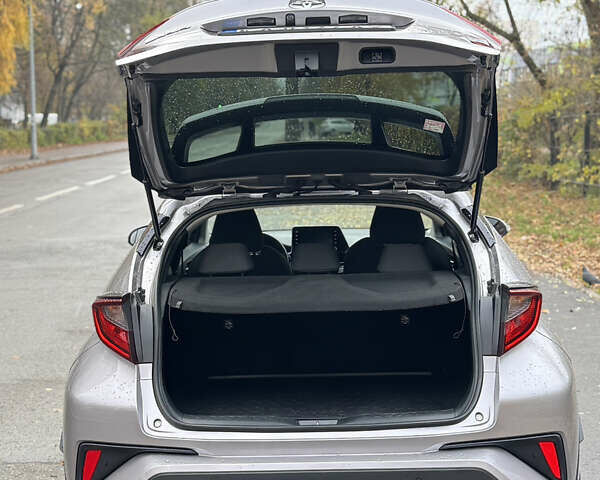 Серый Тойота C-HR, объемом двигателя 1.2 л и пробегом 54 тыс. км за 21500 $, фото 3 на Automoto.ua