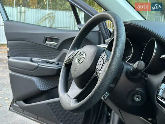 Серый Тойота C-HR, объемом двигателя 1.99 л и пробегом 60 тыс. км за 22500 $, фото 38 на Automoto.ua