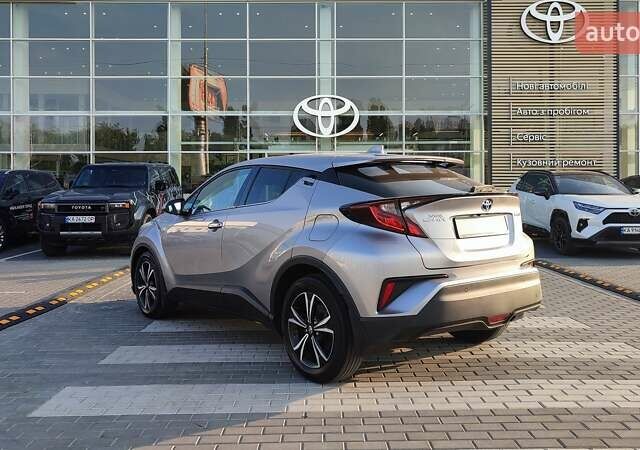 Серый Тойота C-HR, объемом двигателя 1.8 л и пробегом 81 тыс. км за 26309 $, фото 1 на Automoto.ua