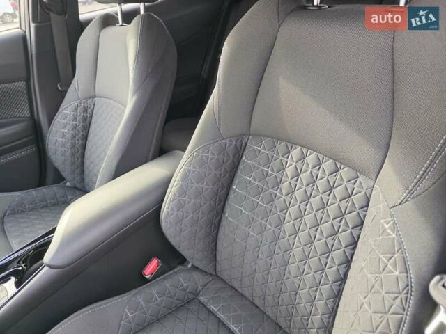 Серый Тойота C-HR, объемом двигателя 1.2 л и пробегом 60 тыс. км за 21900 $, фото 24 на Automoto.ua