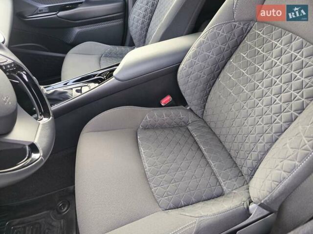 Серый Тойота C-HR, объемом двигателя 1.2 л и пробегом 60 тыс. км за 21900 $, фото 14 на Automoto.ua