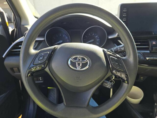 Серый Тойота C-HR, объемом двигателя 2 л и пробегом 32 тыс. км за 5300 $, фото 5 на Automoto.ua