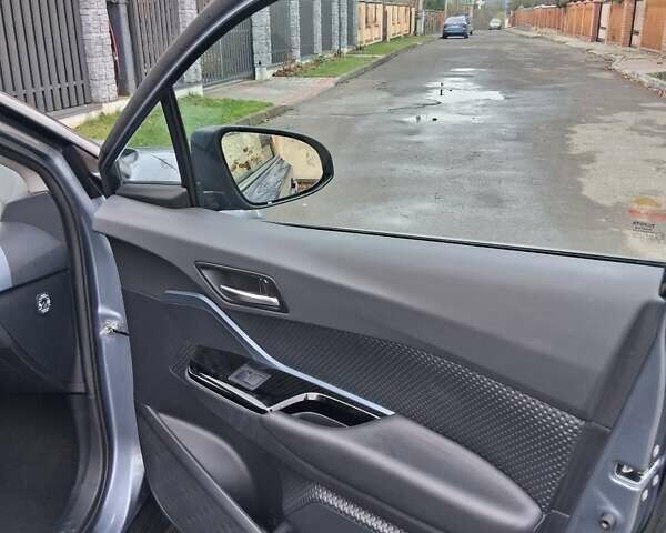 Серый Тойота C-HR, объемом двигателя 1.99 л и пробегом 32 тыс. км за 28200 $, фото 3 на Automoto.ua