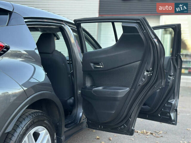 Серый Тойота C-HR, объемом двигателя 1.99 л и пробегом 60 тыс. км за 22500 $, фото 28 на Automoto.ua