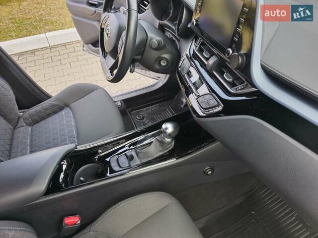 Серый Тойота C-HR, объемом двигателя 1.2 л и пробегом 60 тыс. км за 21900 $, фото 19 на Automoto.ua