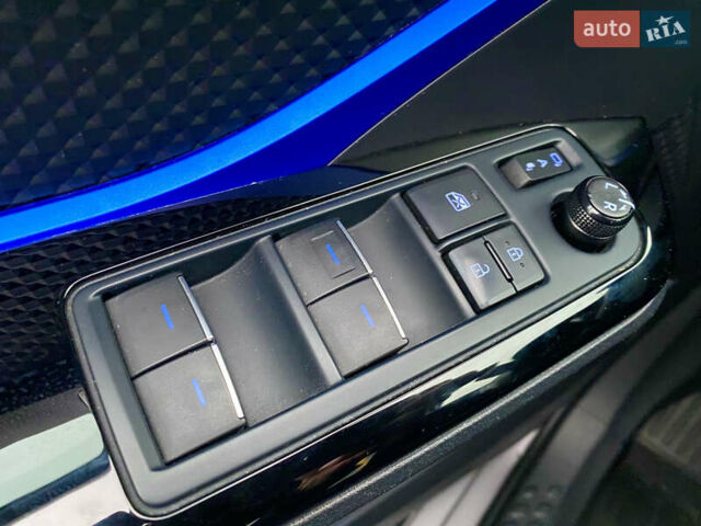 Серый Тойота C-HR, объемом двигателя 2 л и пробегом 76 тыс. км за 27000 $, фото 30 на Automoto.ua