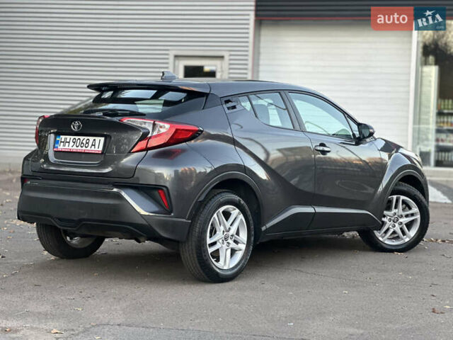 Серый Тойота C-HR, объемом двигателя 1.99 л и пробегом 60 тыс. км за 22500 $, фото 2 на Automoto.ua