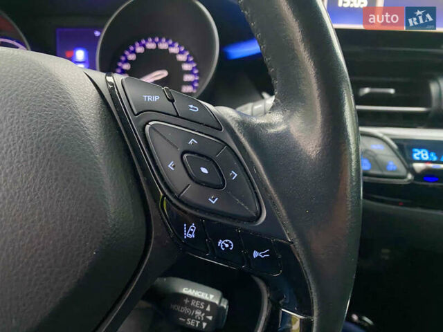 Серый Тойота C-HR, объемом двигателя 2 л и пробегом 76 тыс. км за 27000 $, фото 32 на Automoto.ua