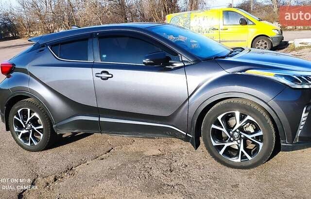 Серый Тойота C-HR, объемом двигателя 2 л и пробегом 50 тыс. км за 21000 $, фото 1 на Automoto.ua