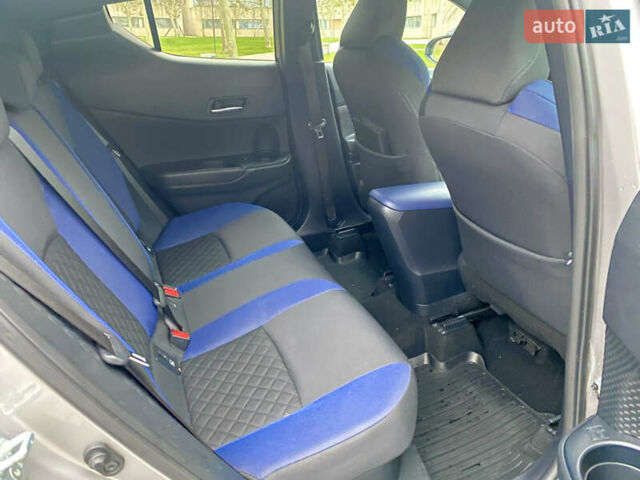 Серый Тойота C-HR, объемом двигателя 2 л и пробегом 76 тыс. км за 27000 $, фото 27 на Automoto.ua