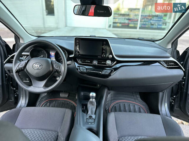 Серый Тойота C-HR, объемом двигателя 1.99 л и пробегом 60 тыс. км за 22500 $, фото 4 на Automoto.ua