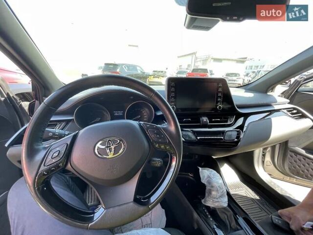 Серый Тойота C-HR, объемом двигателя 1.8 л и пробегом 82 тыс. км за 25500 $, фото 2 на Automoto.ua