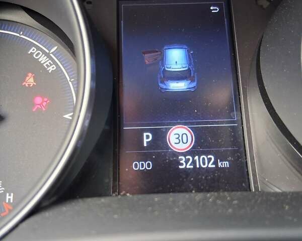 Серый Тойота C-HR, объемом двигателя 1.99 л и пробегом 32 тыс. км за 28200 $, фото 1 на Automoto.ua