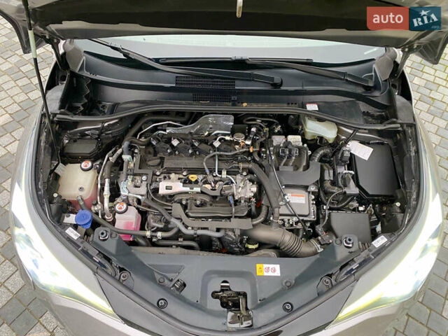 Серый Тойота C-HR, объемом двигателя 2 л и пробегом 76 тыс. км за 27000 $, фото 44 на Automoto.ua