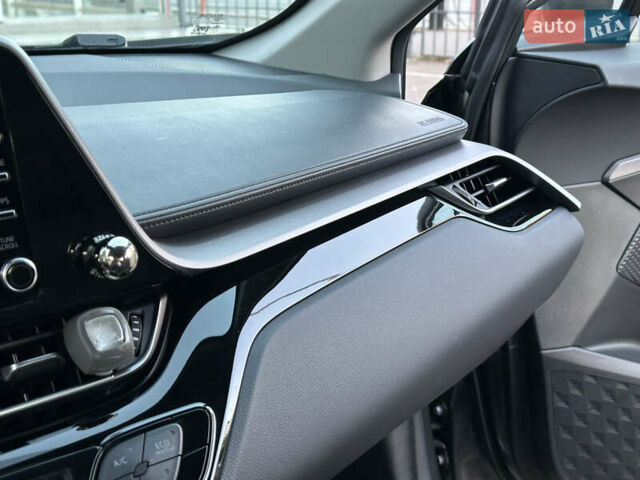 Серый Тойота C-HR, объемом двигателя 1.99 л и пробегом 60 тыс. км за 22500 $, фото 54 на Automoto.ua