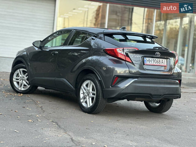 Серый Тойота C-HR, объемом двигателя 1.99 л и пробегом 60 тыс. км за 22500 $, фото 3 на Automoto.ua