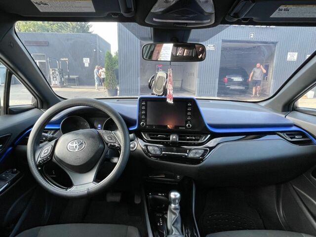 Серый Тойота C-HR, объемом двигателя 2 л и пробегом 62 тыс. км за 17500 $, фото 4 на Automoto.ua