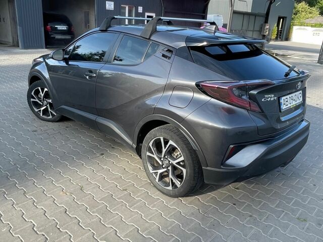 Серый Тойота C-HR, объемом двигателя 2 л и пробегом 62 тыс. км за 17500 $, фото 3 на Automoto.ua