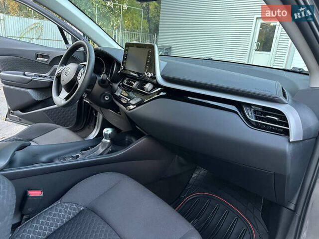 Серый Тойота C-HR, объемом двигателя 1.99 л и пробегом 60 тыс. км за 22500 $, фото 33 на Automoto.ua