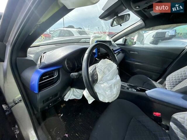Серый Тойота C-HR, объемом двигателя 2 л и пробегом 52 тыс. км за 12700 $, фото 1 на Automoto.ua