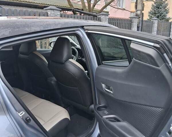 Серый Тойота C-HR, объемом двигателя 1.99 л и пробегом 32 тыс. км за 28200 $, фото 2 на Automoto.ua