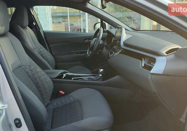 Серый Тойота C-HR, объемом двигателя 1.8 л и пробегом 81 тыс. км за 26309 $, фото 5 на Automoto.ua