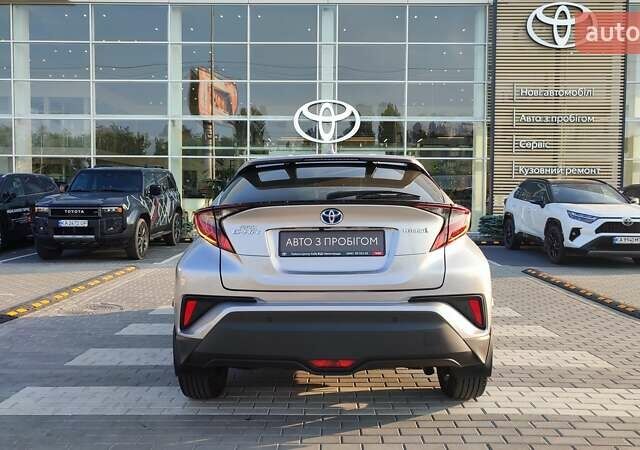 Серый Тойота C-HR, объемом двигателя 1.8 л и пробегом 81 тыс. км за 26309 $, фото 3 на Automoto.ua