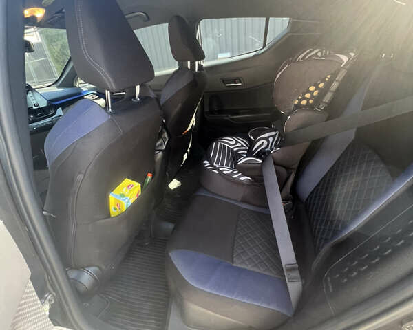 Серый Тойота C-HR, объемом двигателя 2 л и пробегом 53 тыс. км за 19000 $, фото 2 на Automoto.ua