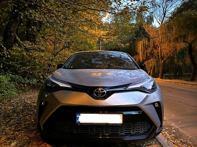 Серый Тойота C-HR, объемом двигателя 2 л и пробегом 47 тыс. км за 30800 $, фото 2 на Automoto.ua