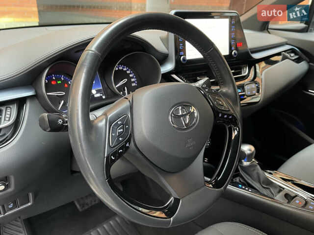 Серый Тойота C-HR, объемом двигателя 1.2 л и пробегом 62 тыс. км за 21500 $, фото 35 на Automoto.ua