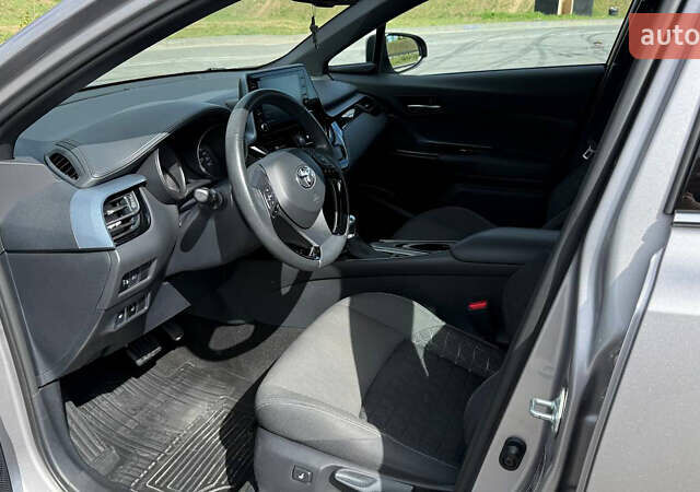 Серый Тойота C-HR, объемом двигателя 1.2 л и пробегом 27 тыс. км за 28000 $, фото 14 на Automoto.ua