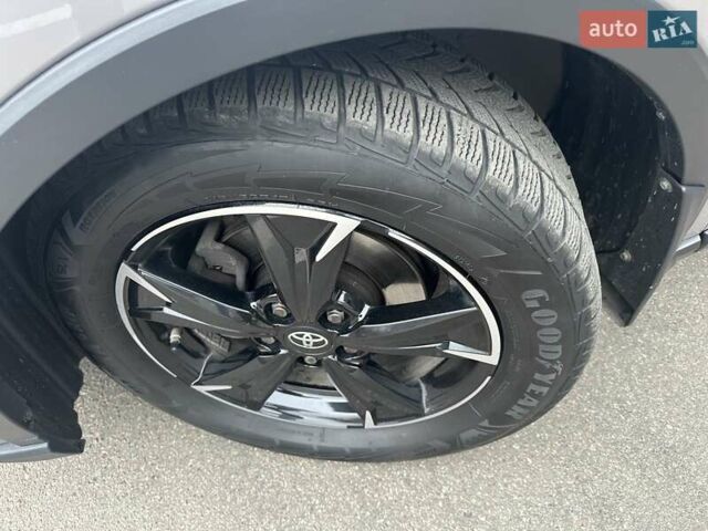 Сірий Тойота C-HR, об'ємом двигуна 1.99 л та пробігом 56 тис. км за 29900 $, фото 25 на Automoto.ua