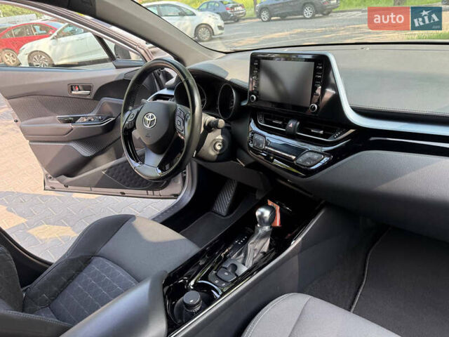 Сірий Тойота C-HR, об'ємом двигуна 1.2 л та пробігом 72 тис. км за 21500 $, фото 92 на Automoto.ua