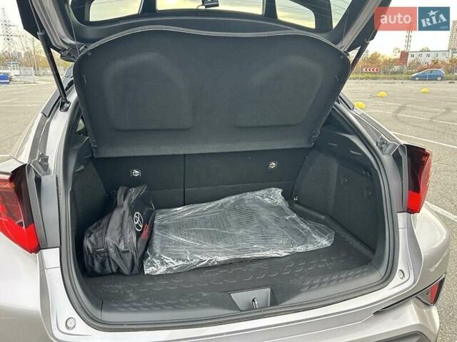 Серый Тойота C-HR, объемом двигателя 2 л и пробегом 18 тыс. км за 30900 $, фото 9 на Automoto.ua