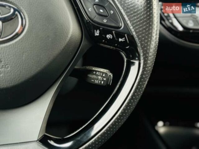 Сірий Тойота C-HR, об'ємом двигуна 1.99 л та пробігом 59 тис. км за 30060 $, фото 12 на Automoto.ua