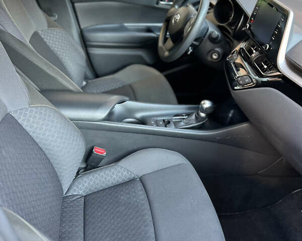 Серый Тойота C-HR, объемом двигателя 2 л и пробегом 78 тыс. км за 21500 $, фото 20 на Automoto.ua