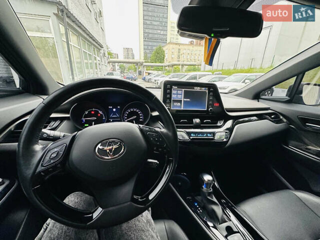 Серый Тойота C-HR, объемом двигателя 1.99 л и пробегом 31 тыс. км за 26900 $, фото 2 на Automoto.ua