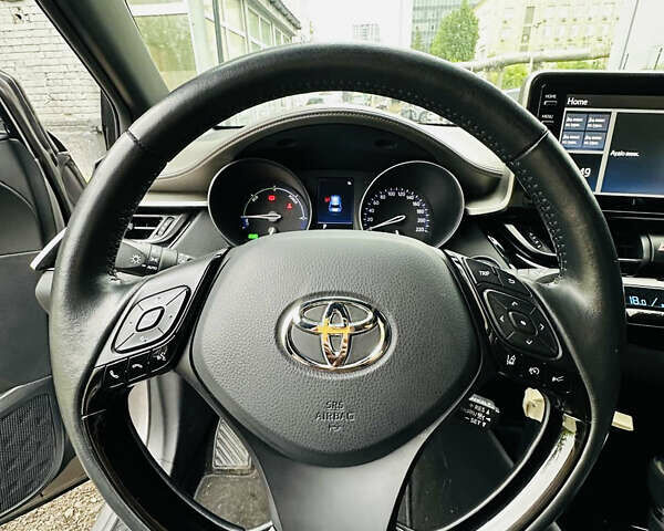 Серый Тойота C-HR, объемом двигателя 1.99 л и пробегом 31 тыс. км за 26900 $, фото 3 на Automoto.ua