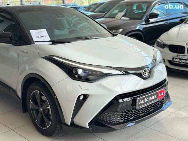 Серый Тойота C-HR, объемом двигателя 2 л и пробегом 27 тыс. км за 30990 $, фото 2 на Automoto.ua