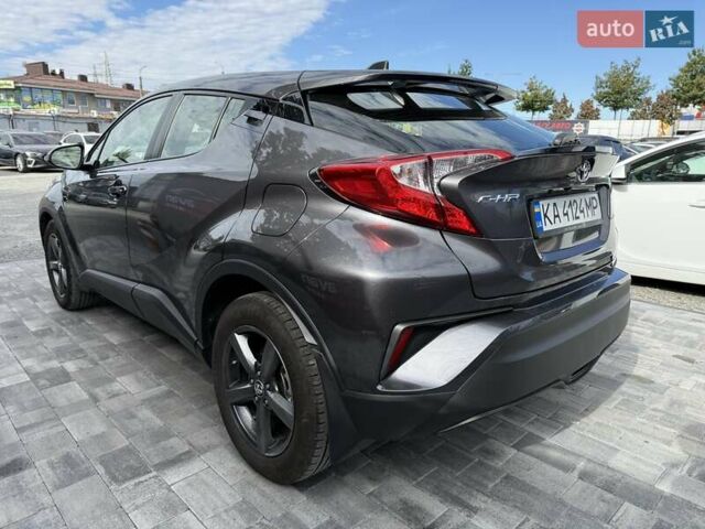 Серый Тойота C-HR, объемом двигателя 2 л и пробегом 81 тыс. км за 20999 $, фото 5 на Automoto.ua
