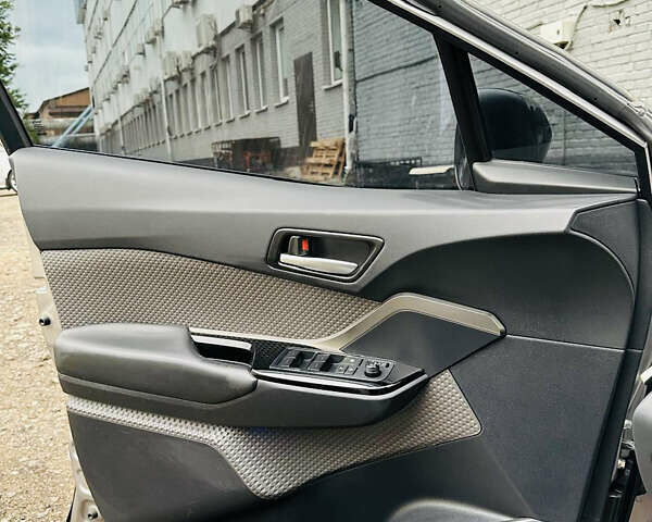 Серый Тойота C-HR, объемом двигателя 1.99 л и пробегом 31 тыс. км за 26900 $, фото 5 на Automoto.ua