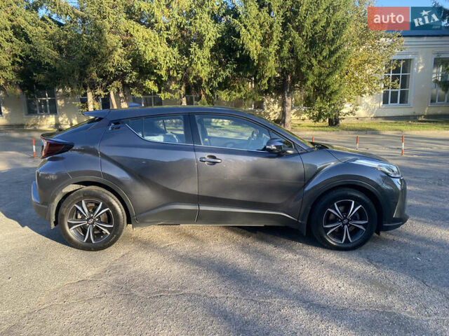Серый Тойота C-HR, объемом двигателя 1.2 л и пробегом 61 тыс. км за 25500 $, фото 3 на Automoto.ua