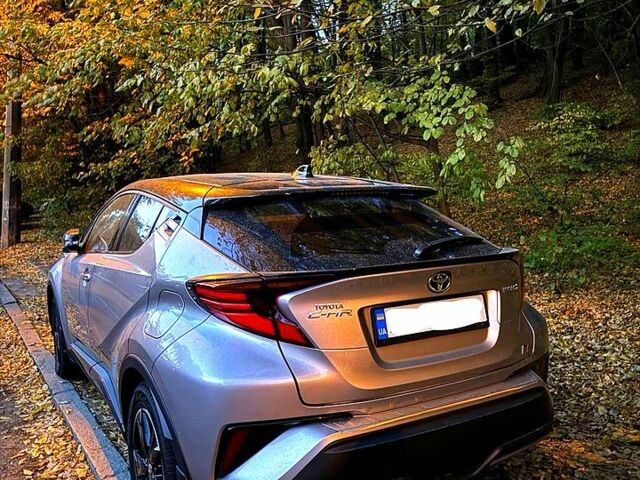 Серый Тойота C-HR, объемом двигателя 2 л и пробегом 47 тыс. км за 30800 $, фото 1 на Automoto.ua