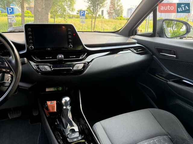 Сірий Тойота C-HR, об'ємом двигуна 1.2 л та пробігом 72 тис. км за 21500 $, фото 70 на Automoto.ua