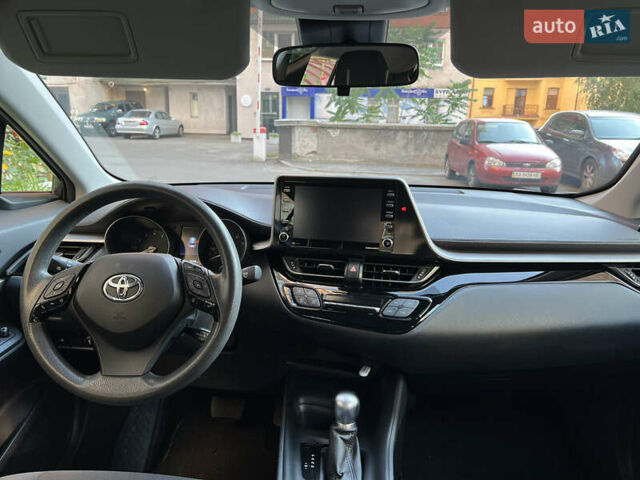 Серый Тойота C-HR, объемом двигателя 2 л и пробегом 78 тыс. км за 21500 $, фото 11 на Automoto.ua