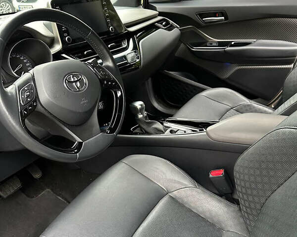 Серый Тойота C-HR, объемом двигателя 1.99 л и пробегом 31 тыс. км за 26900 $, фото 4 на Automoto.ua