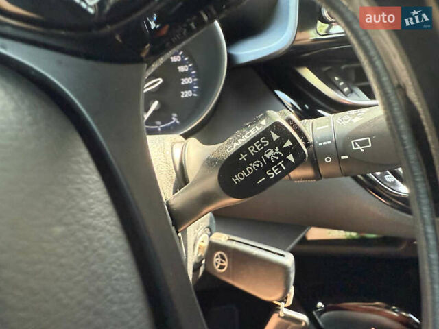 Сірий Тойота C-HR, об'ємом двигуна 1.2 л та пробігом 72 тис. км за 21500 $, фото 101 на Automoto.ua