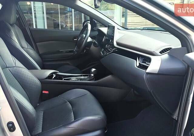Серый Тойота C-HR, объемом двигателя 1.99 л и пробегом 32 тыс. км за 29200 $, фото 5 на Automoto.ua